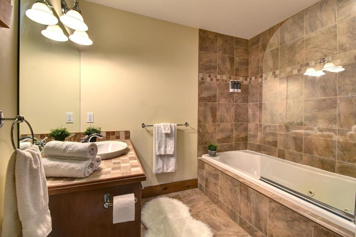 Chic Familiale, Relaxant Avec Spa En Montagnes Labelle Exterior foto